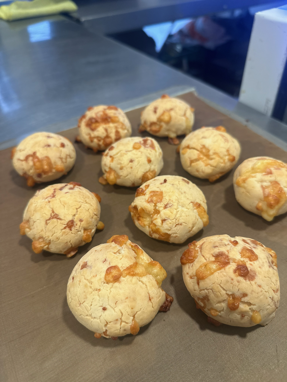 Pancitos de queso recién horneados